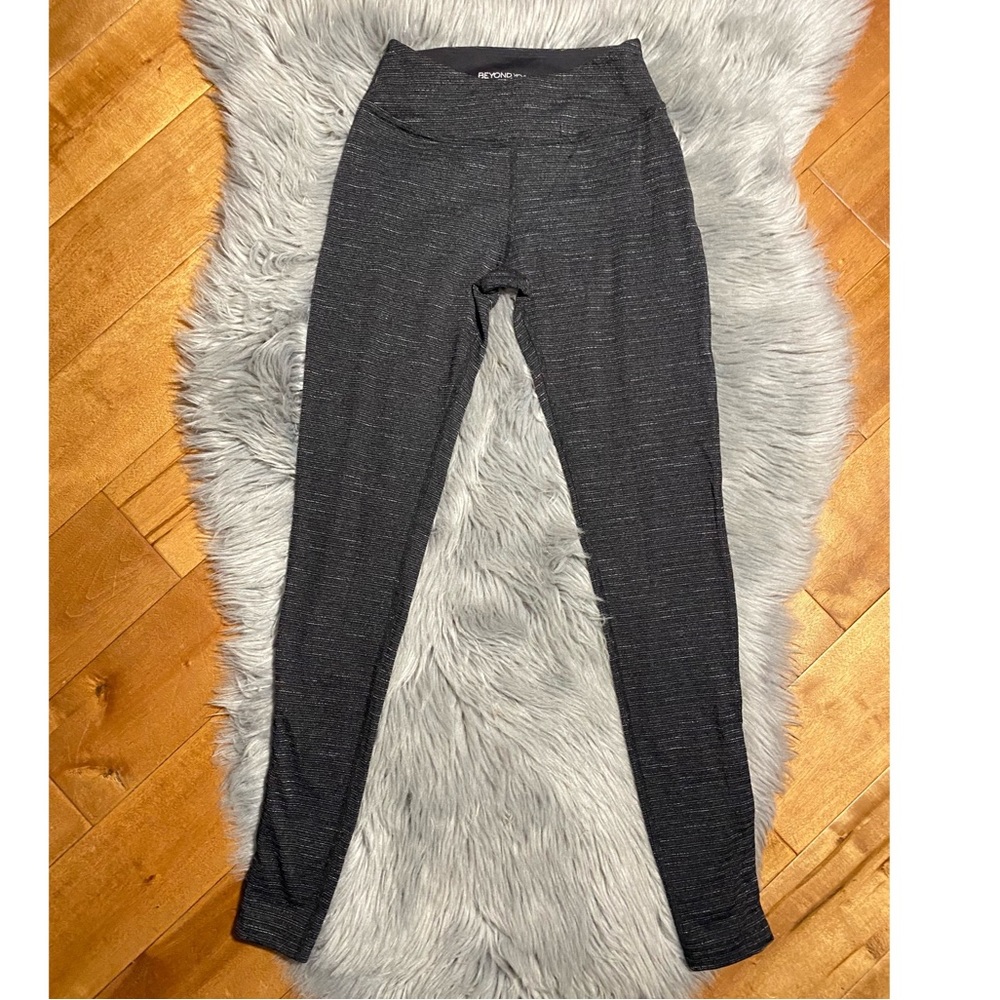 Beyond Yoga Black Pique Ankle Snap Bottom Leggings Size XS - Picture 6 of 8